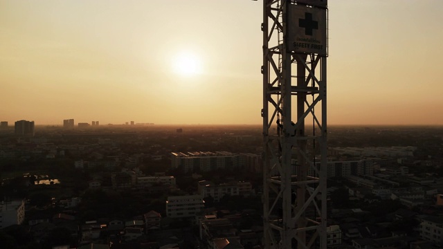 航拍的建筑工地剪影日落视图视频素材