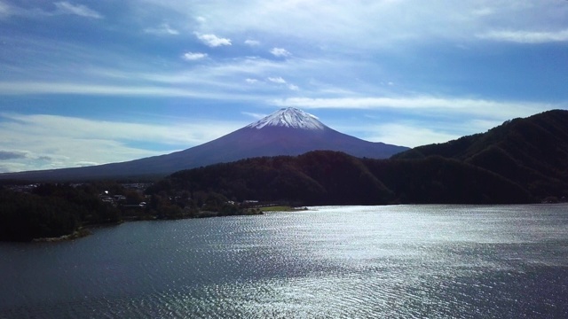 这是用无人机从川口湖拍摄的富士山。视频素材