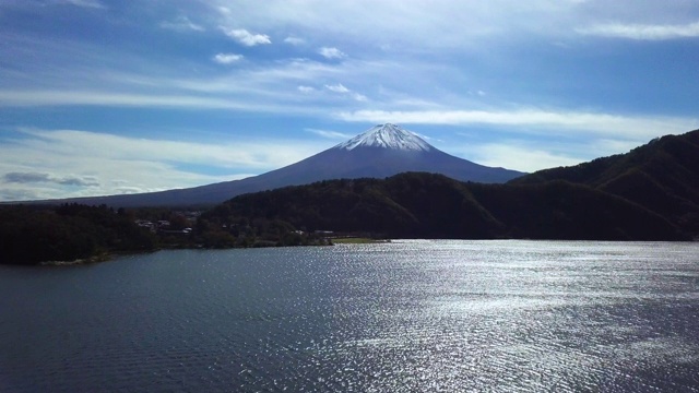 这是用无人机从川口湖拍摄的富士山。视频素材