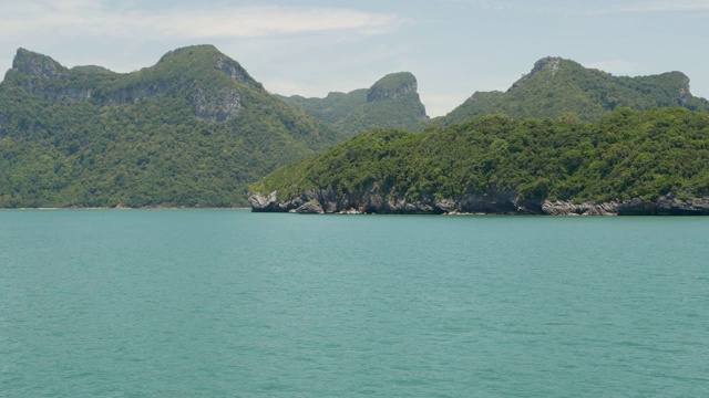 一组海岛在昂通国家海洋公园附近的苏梅岛天堂热带旅游胜地。泰国湾的群岛。田园诗般的绿松石海洋自然背景与复制空间视频素材