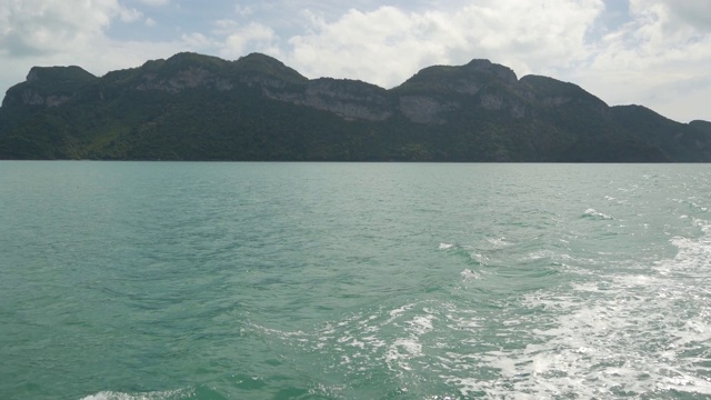 一组海岛在昂通国家海洋公园附近的苏梅岛天堂热带旅游胜地。泰国湾的群岛。田园诗般的绿松石海洋自然背景与复制空间视频素材