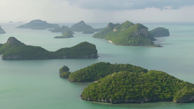 鸟瞰图鸟瞰图的海洋岛屿在昂通国家海洋公园附近的旅游天堂苏梅岛热带度假胜地。泰国湾的群岛。田园诗般的自然背景视频素材