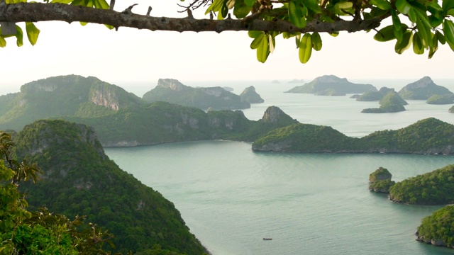 鸟瞰图鸟瞰图的海洋岛屿在昂通国家海洋公园附近的旅游天堂苏梅岛热带度假胜地。泰国湾的群岛。田园诗般的自然背景视频素材