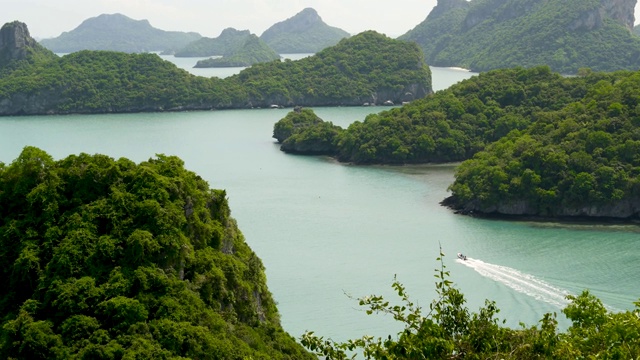 鸟瞰图鸟瞰图的海洋岛屿在昂通国家海洋公园附近的旅游天堂苏梅岛热带度假胜地。泰国湾的群岛。田园诗般的自然背景视频素材