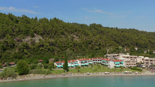 在希腊爱琴海，Halkidiki, Chalkidiki, Kassandra的海边村庄和skala(海滩)的航拍镜头视频素材