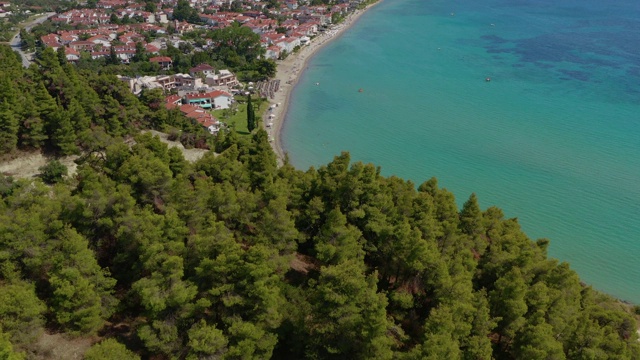 在希腊爱琴海，Halkidiki, Chalkidiki, Kassandra的海边村庄和skala(海滩)的航拍镜头视频素材