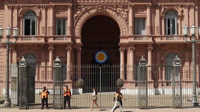 阿根廷布宜诺斯艾利斯市政府总统府Casa Rosada(粉红色房子)。布宜诺斯艾利斯，大约2019年。视频素材