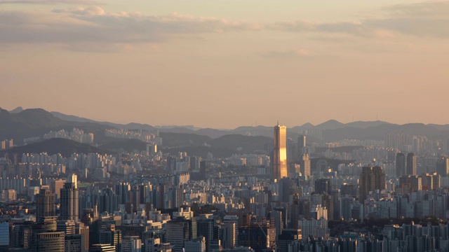 韩国首尔，Yeouido, 63号楼和市中心区的日落风景视频素材