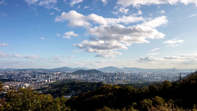 韩国首尔，Bugaksan山和jong - no-gu市区全景视频素材