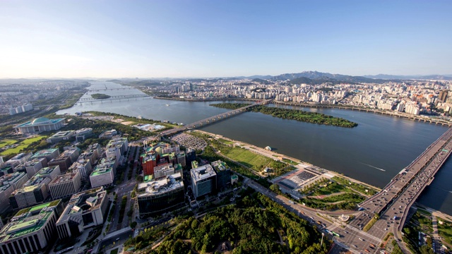 韩国首尔，汉江附近的国会大厦和城市建筑全景视频素材