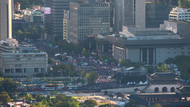 韩国首尔，光华门广场/钟no -gu的大规模集会全景图视频素材