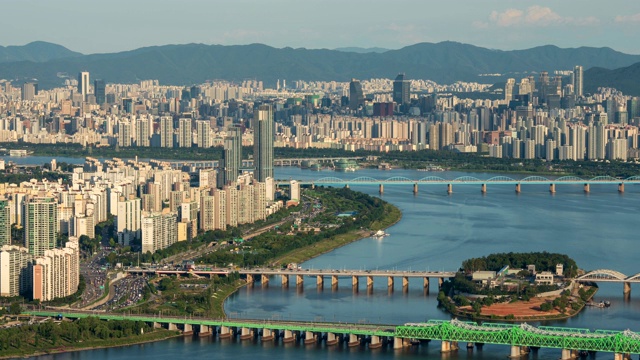 韩江大桥旁的江南区和龙山区公寓全景/韩国首尔视频素材