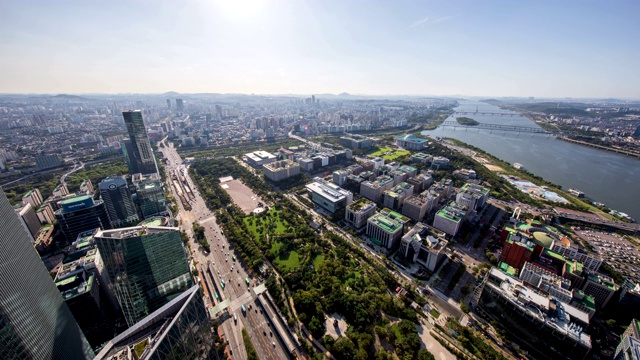 韩国首尔，汉江附近的国会大厦和城市建筑全景视频素材