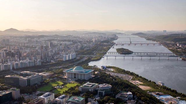 韩国首尔，汉江附近的国会大厦和城市建筑全景视频素材