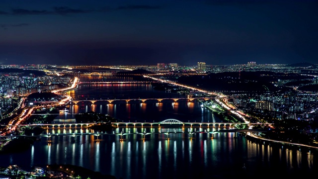 汉江大桥和市中心的夜景/首尔，韩国视频素材