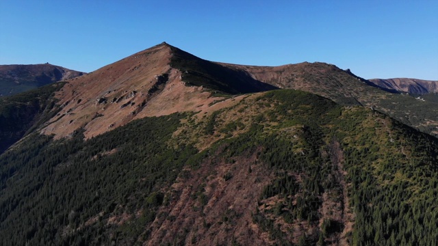 一架无人机在喀尔巴阡山脉的山峰和山坡上拍摄。视频素材