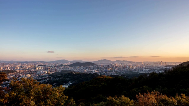 韩国首尔的步行山和钟no-gu市区的白天到晚上的风景视频素材