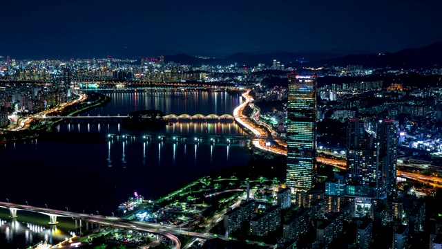 韩国首尔，汉江/ Yeouido附近的63号楼和市中心区夜景视频素材