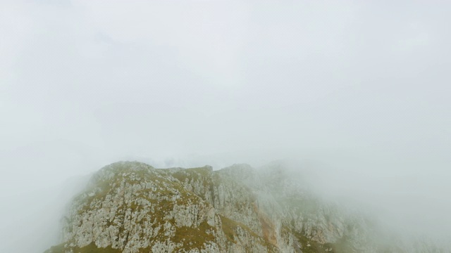 在雾中的山脉鸟瞰图视频素材