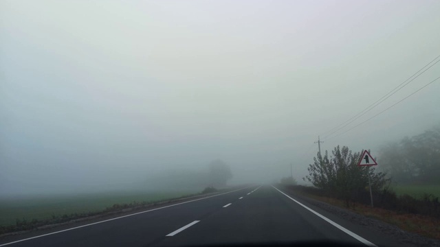 雾蒙蒙的道路和路标。水平的形象。糟糕的能见度视频素材