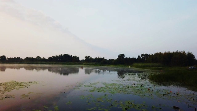 日出时河上船只的鸟瞰图视频素材