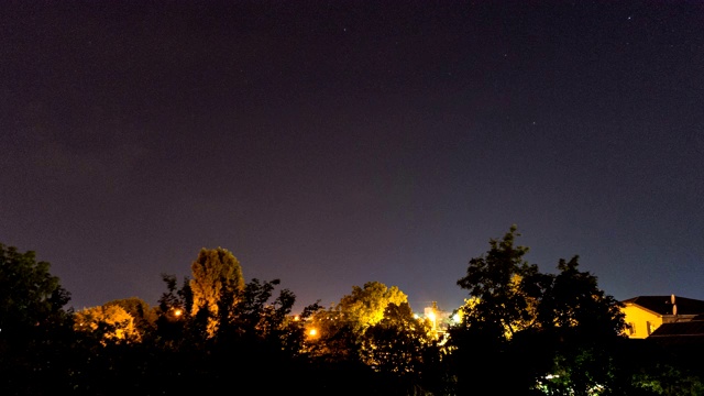 夏天的夜空中闪烁着闪电视频素材