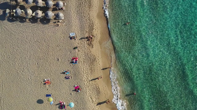 希腊克里特岛Falassarna海滩鸟瞰图，Falassarna海滩是克里特岛非常著名的旅游目的地，4k鸟瞰图海滩。著名的Falasarna(也称为Falassarna或Phalasarna)。视频素材