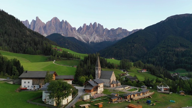 圣玛达莱娜(Magdalena)村庄，背景是雄伟的Gruppo delle Odle山脉，Val di Funes山谷，特伦蒂诺上阿迪杰地区，意大利，欧洲。意大利白云石的日落。视频素材