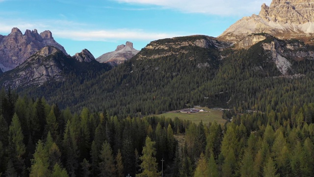 拉瓦雷多城市国家公园的安托诺湖。Auronzo, Misurina, Dolomiti阿尔卑斯山，南蒂洛尔，意大利，欧洲。安托诺湖和著名的拉瓦雷多峰白云石。白云石山脉视频素材