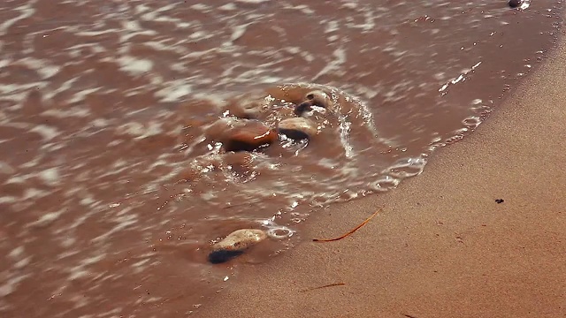 海浪在石头上#3视频素材