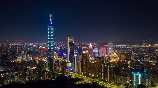 从空中俯瞰台北商务区的夜景视频素材