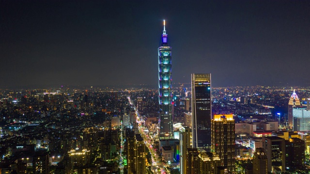 从空中俯瞰台北商务区的夜景视频素材