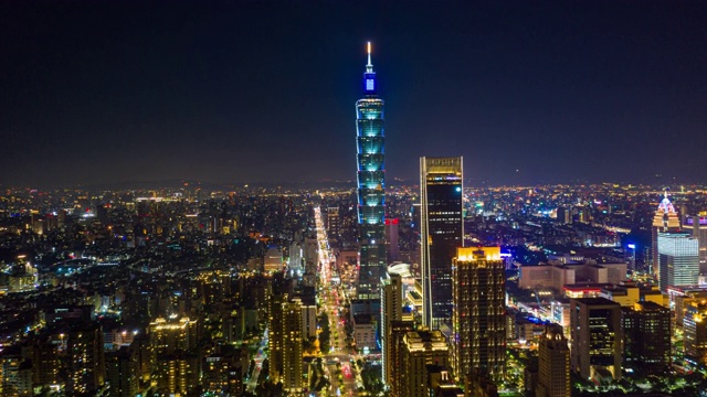 从空中俯瞰台北商务区的夜景视频素材