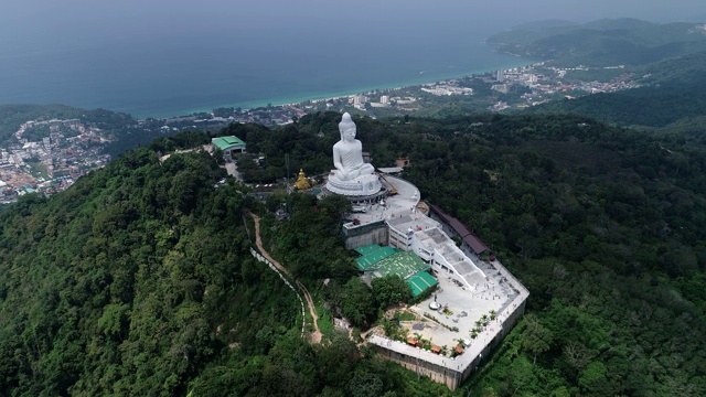 无人机俯瞰泰国普吉岛高山上的大佛雕像视频素材