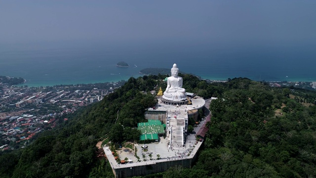 无人机俯瞰泰国普吉岛高山上的大佛雕像视频素材