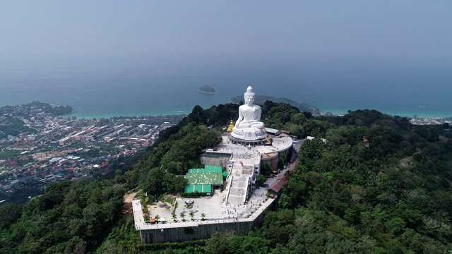 无人机俯瞰泰国普吉岛高山上的大佛雕像视频素材