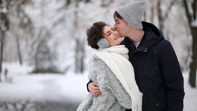 雪中的年轻夫妇视频素材