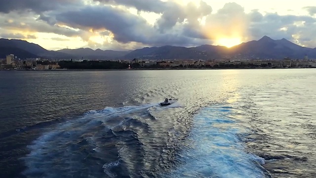 海上日落摩托艇视频素材