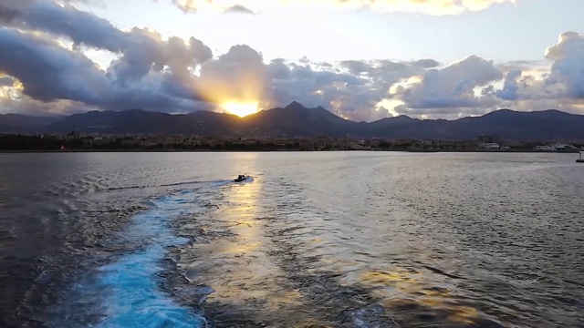 海上日落摩托艇视频素材