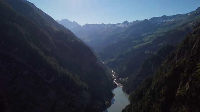 瑞士圣加伦州狭窄的山湖吉格瓦尔德湖的空中全景图。视频素材