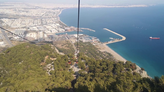 乘坐缆车从山上下山，欣赏令人惊叹的安塔利亚全景视频素材