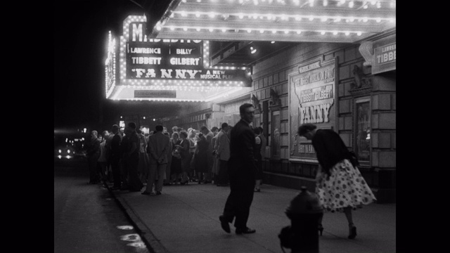 20世纪50年代-观众站在雄伟剧院外放映“范妮”晚上，曼哈顿，纽约市，美国纽约州视频素材