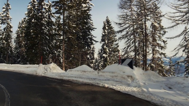 从一辆汽车上的雪山道路在瑞士阿尔卑斯山拍摄的观点视频素材