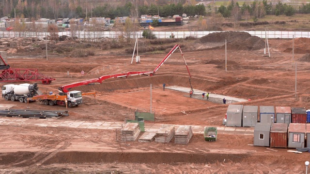 新建住宅区。混凝土浇筑住宅楼的基础。视频素材