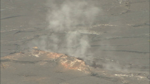 烟从火山活动中升起。视频素材