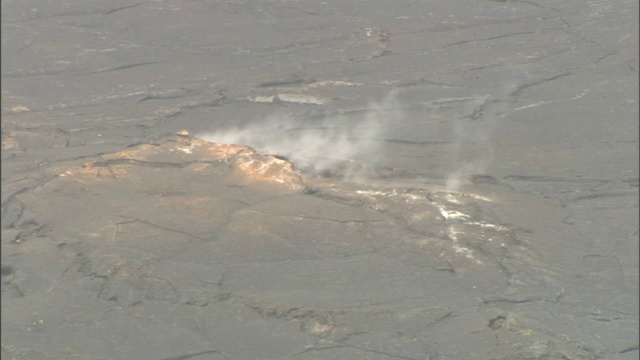 烟从火山活动中升起。视频素材