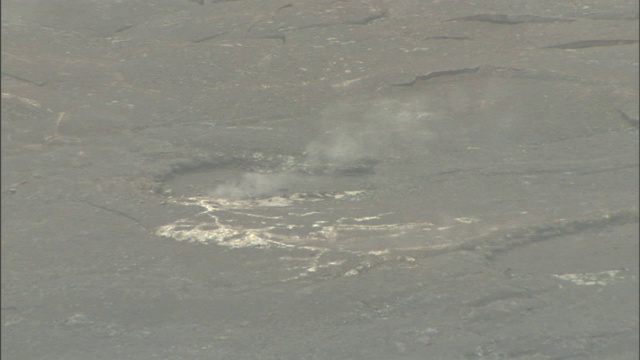 熔岩覆盖的火山周围，烟雾喷涌到空气中。视频素材