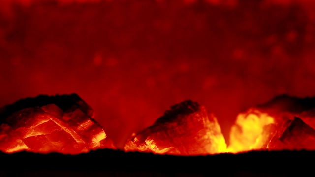 近距离燃烧着火花的煤矿大火。靠近壁炉里燃烧的煤矿视频下载