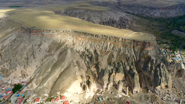 鸟瞰图飞越岩石村庄Ihlara Vadisi在Aksaray，土耳其视频素材