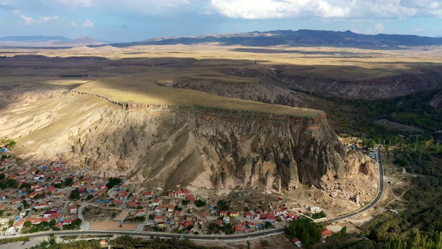 鸟瞰图飞越岩石村庄Ihlara Vadisi在Aksaray，土耳其视频素材